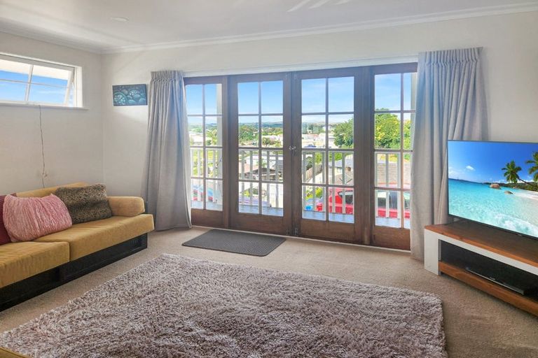 Photo of property in 9 Trosk Place, Waiuku, 2123