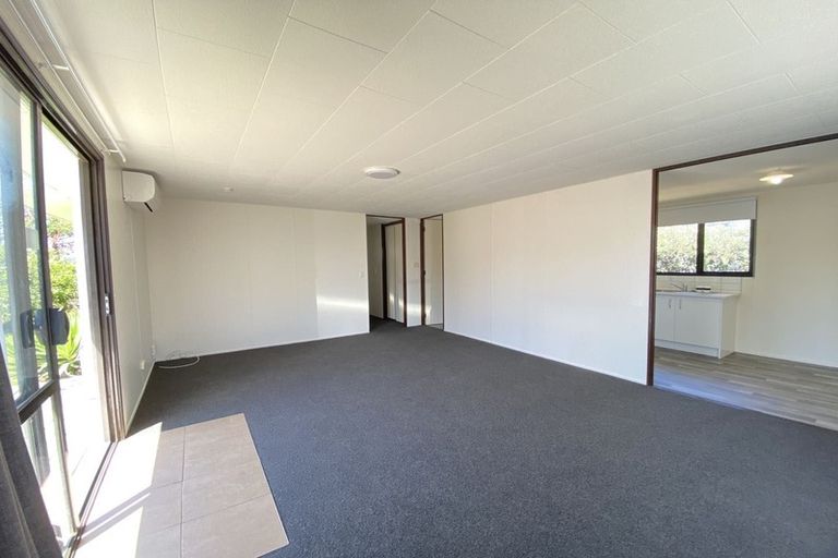 Photo of property in 2/452 Swanson Road, Ranui, Auckland, 0612