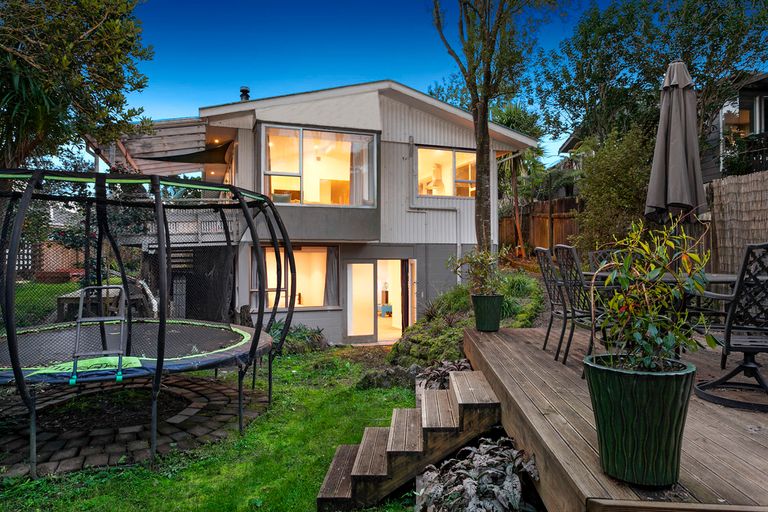 Photo of property in 49 Onedin Place, Titirangi, Auckland, 0604