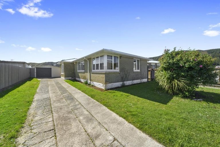 Photo of property in 5 Matthews Road, Wainuiomata, Lower Hutt, 5014
