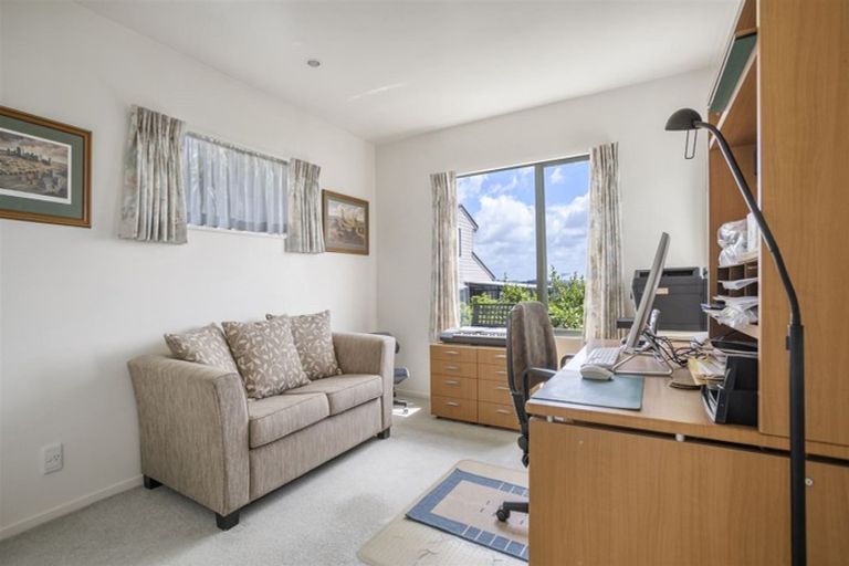 Photo of property in 1/11 Bronzewing Terrace, Unsworth Heights, Auckland, 0632