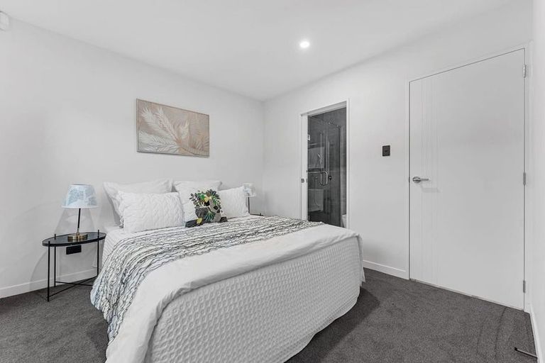 Photo of property in 98a Royal Road, Massey, Auckland, 0614