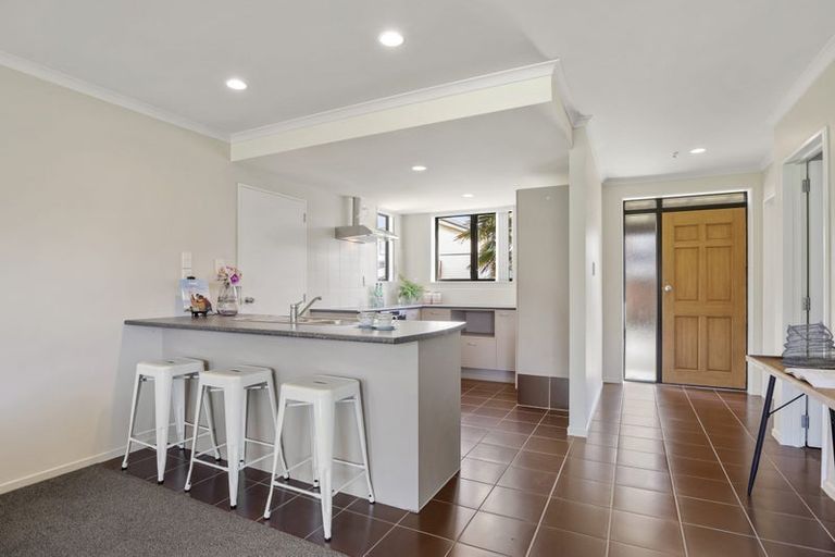 Photo of property in 16 Secoia Crescent, Mangere, Auckland, 2022