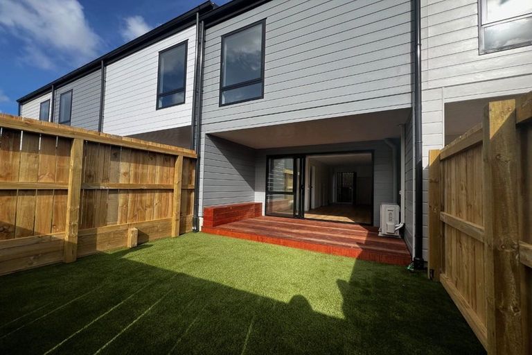 Photo of property in 21 Divich Avenue, Te Atatu South, Auckland, 0610