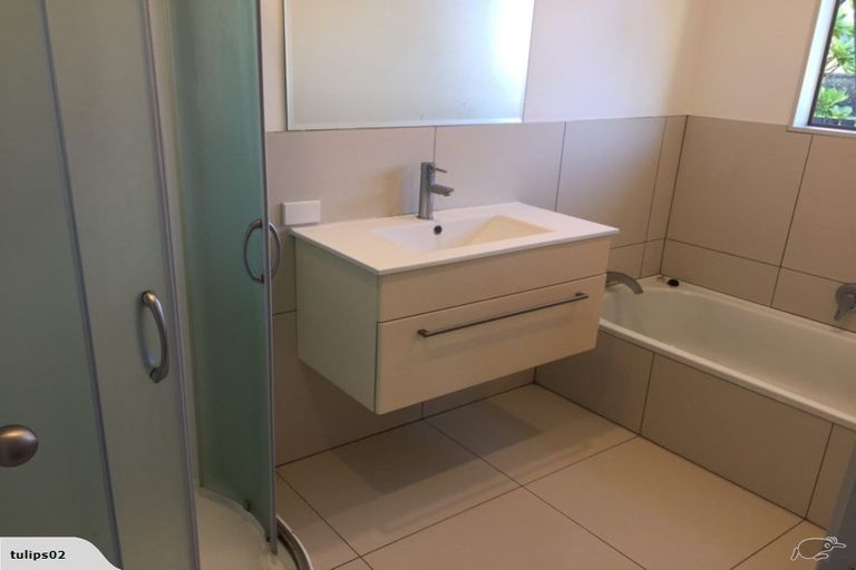 Photo of property in 9 Rewarewa Road, Te Atatu Peninsula, Auckland, 0610