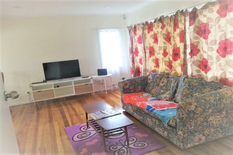 Photo of property in 1/76 College Road, Northcote, Auckland, 0627