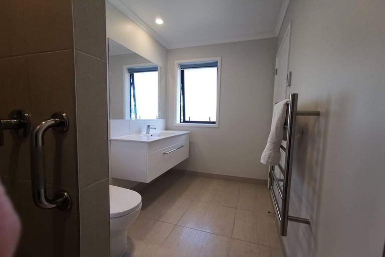 Photo of property in 13 Te Awa Place, Red Beach, 0932