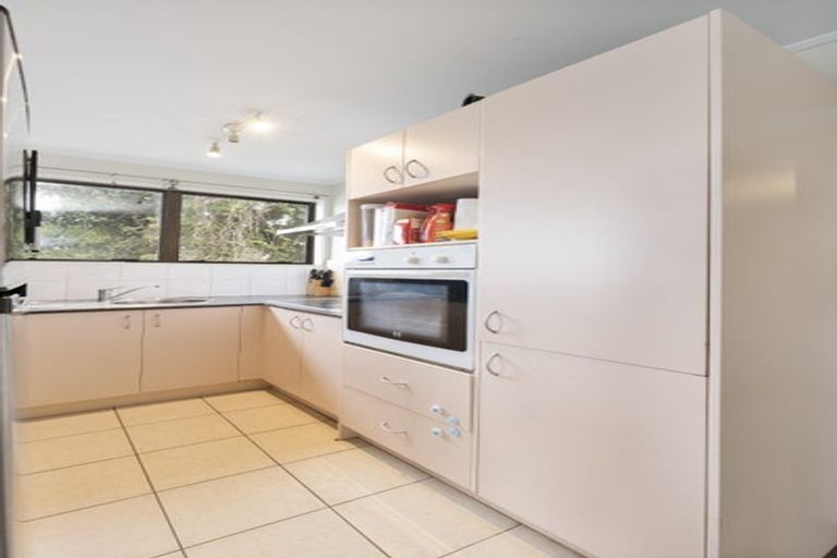 Photo of property in 12 Halloran Place, Massey, Auckland, 0614