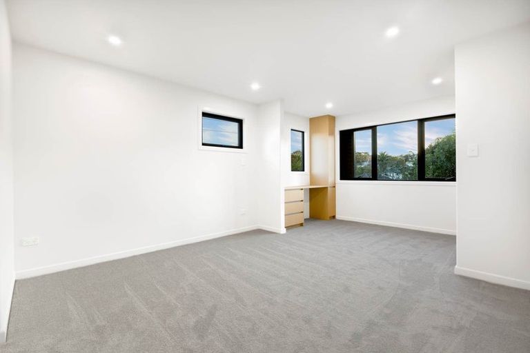 Photo of property in 69d Chivalry Road, Glenfield, Auckland, 0629
