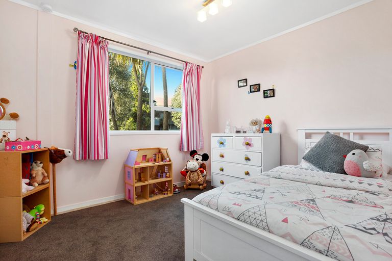 Photo of property in 49 Onedin Place, Titirangi, Auckland, 0604