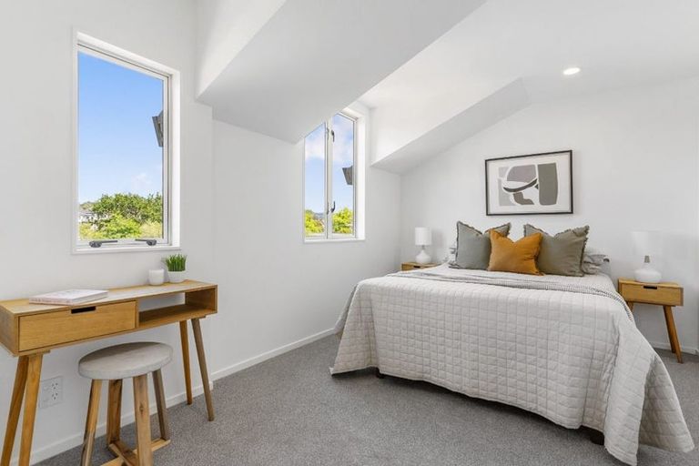 Photo of property in 2 Verdale Circle, Glen Eden, Auckland, 0602