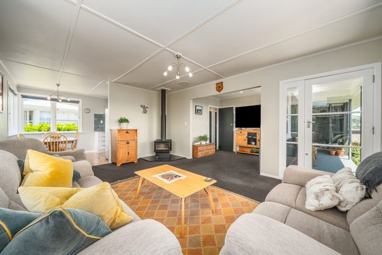 Photo of property in 11 Pauline Way, Paparangi, Wellington, 6037