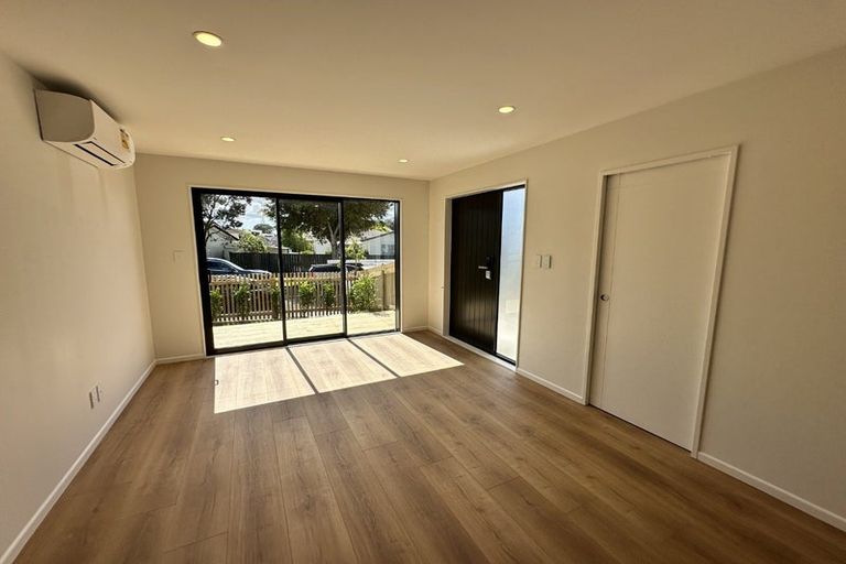 Photo of property in 2b Van Dyke Place, West Harbour, Auckland, 0618