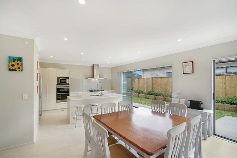 Photo of property in 14 Gelderland Way, Karaka, Papakura, 2113