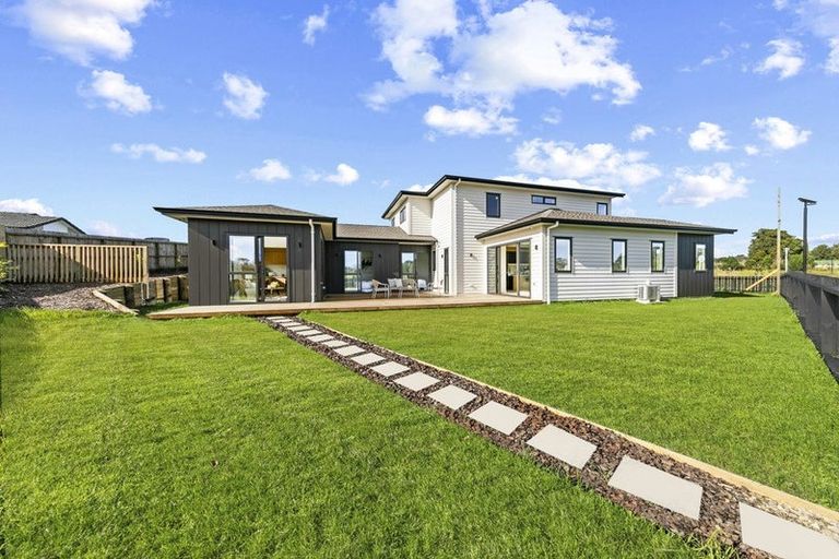 Photo of property in 63 Mcindoe Road, Kumeu, 0810
