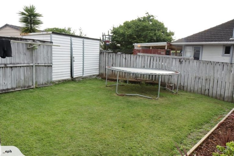 Photo of property in 8 Durham Street, Te Atatu Peninsula, Auckland, 0610