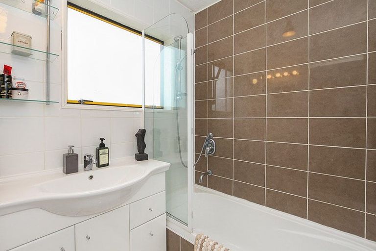 Photo of property in 28 Harkness Place, Avonhead, Christchurch, 8042