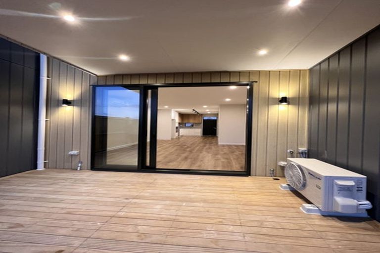 Photo of property in 20 Heketara Way, Massey, Auckland, 0614