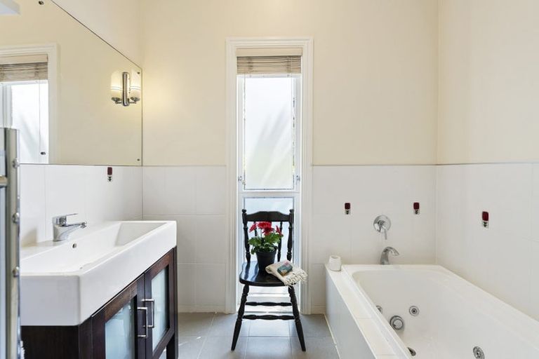 Photo of property in 46 Waterview Road, Stanley Point, Auckland, 0624