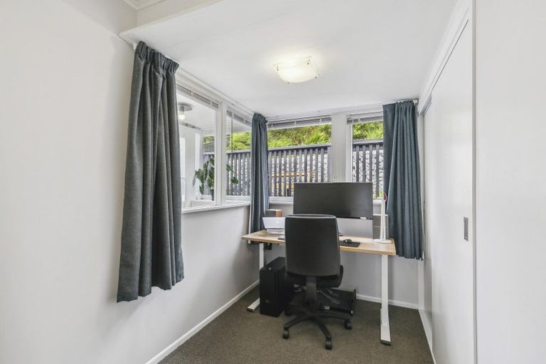 Photo of property in 15 Link Road, Newlands, Wellington, 6037