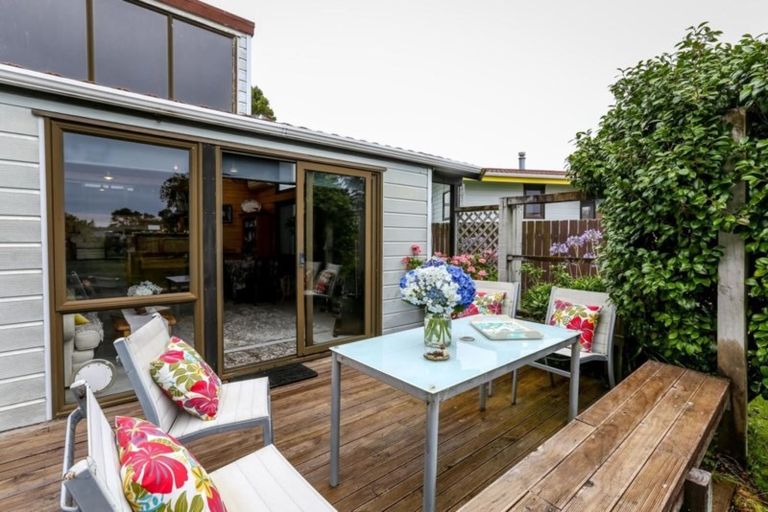 Photo of property in 18 Saint Ives Grove, Whalers Gate, New Plymouth, 4310