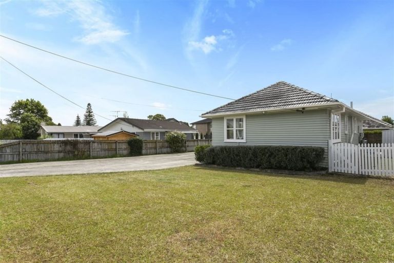 Photo of property in 22 Rewarewa Road, Te Atatu Peninsula, Auckland, 0610