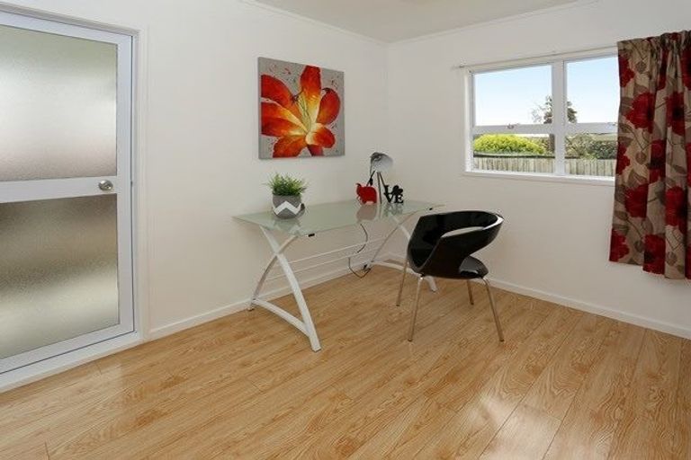 Photo of property in 17 Statesman Street, Henderson, Auckland, 0612