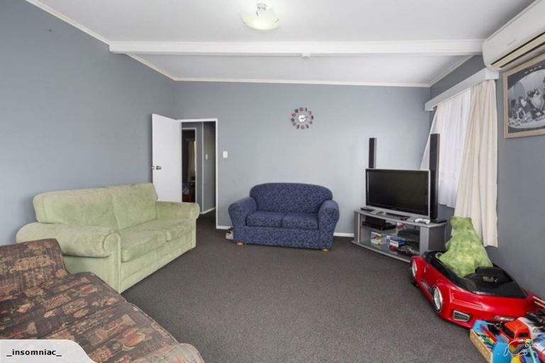 Photo of property in 8 Gahagan Way, Newlands, Wellington, 6037