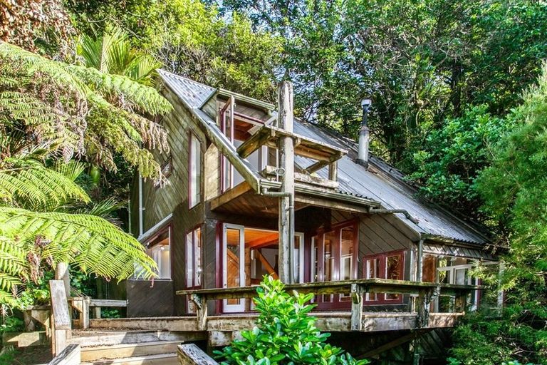 Photo of property in 40 Otitori Bay Road, Titirangi, Auckland, 0604