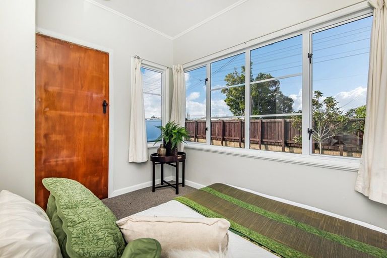 Photo of property in 72 Lynwood Road, New Lynn, Auckland, 0600