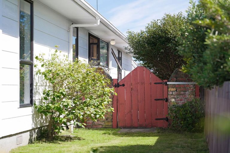 Photo of property in 11 Atua Street, Waikanae Beach, Waikanae, 5036