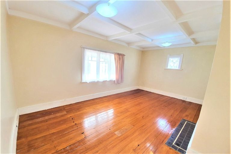 Photo of property in 1 Glen Norman Avenue, Henderson, Auckland, 0610