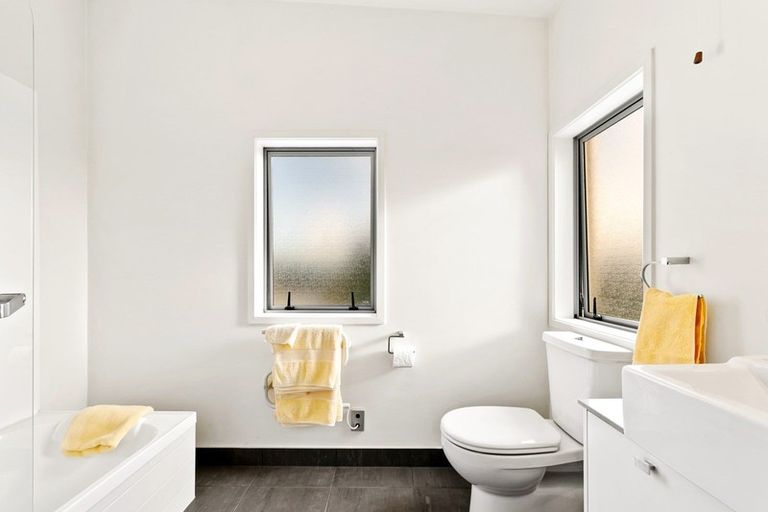 Photo of property in 76h Edmonton Road, Henderson, Auckland, 0612