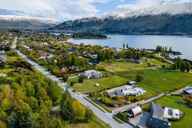 Photo of property in 302 Beacon Point Road, Wanaka, 9305