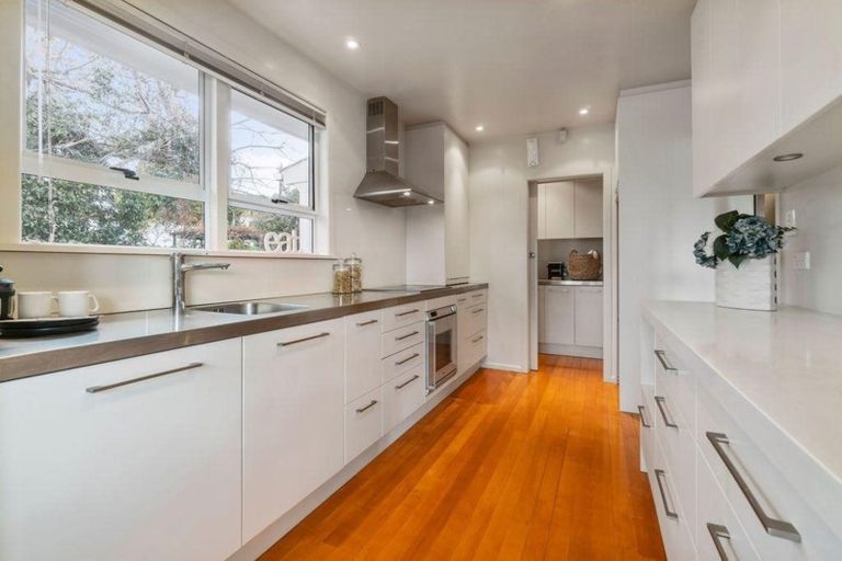 Photo of property in 60 Taipari Road, Te Atatu Peninsula, Auckland, 0610