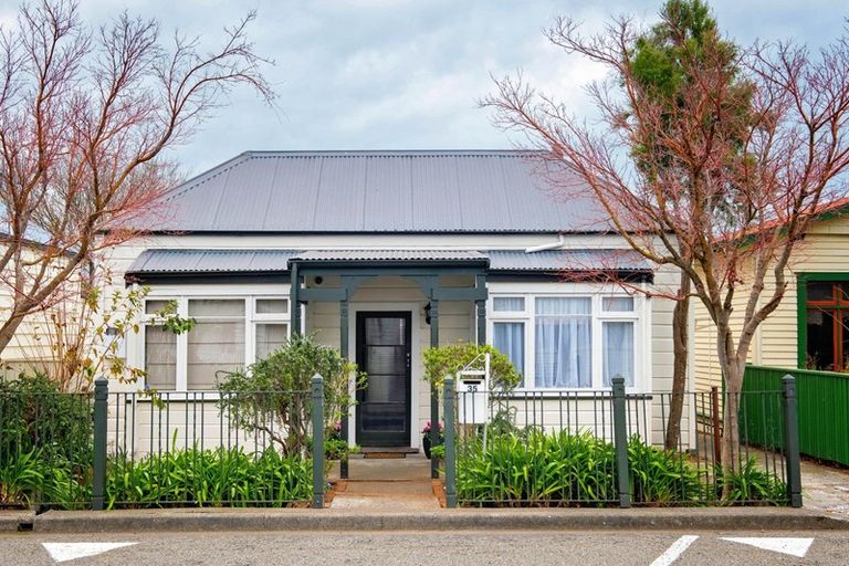Photo of property in 35 Napier Terrace, Hospital Hill, Napier, 4110