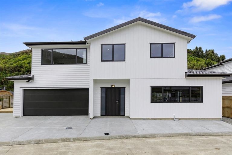 Photo of property in 5 Pihipihi Way, Crofton Downs, Wellington, 6035