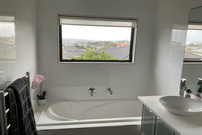 Photo of property in 16 Keating Rise, Northcross, Auckland, 0632