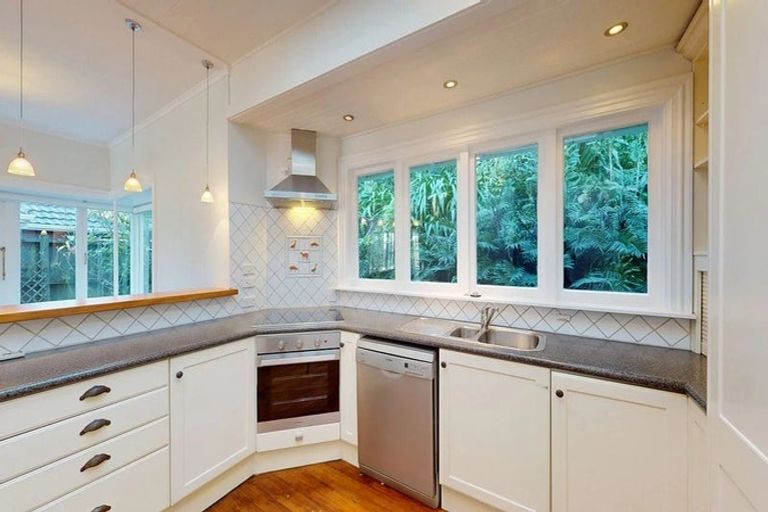 Photo of property in 43 Trelissick Crescent, Ngaio, Wellington, 6035