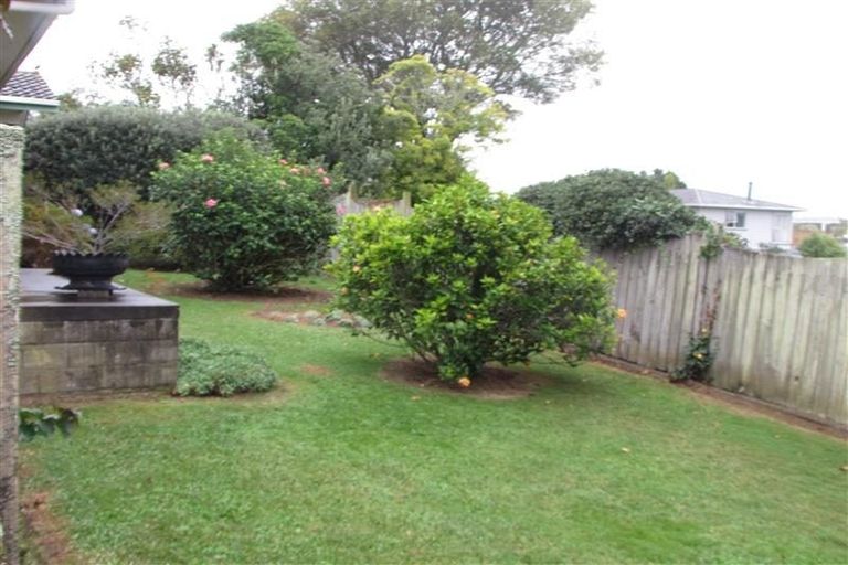 Photo of property in 2/42 Frank Evans Place, Henderson, Auckland, 0610
