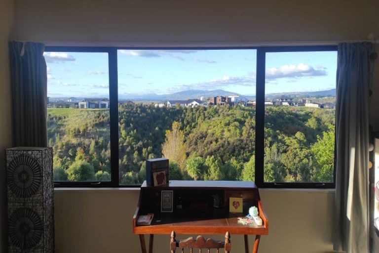 Photo of property in 35 Ruapehu Drive, Fitzherbert, Palmerston North, 4410