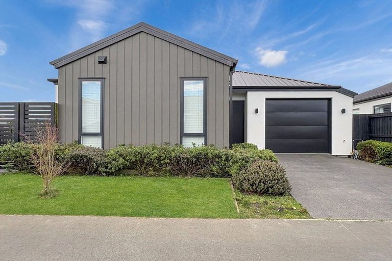 Photo of property in 16 Koral Lane, Broomfield, Christchurch, 8042