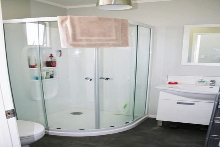 Photo of property in 16b Woodall Place, Totara Vale, Auckland, 0627