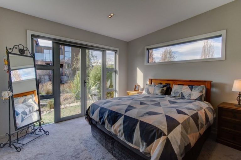 Photo of property in 2 Kahu Close, Wanaka, 9305