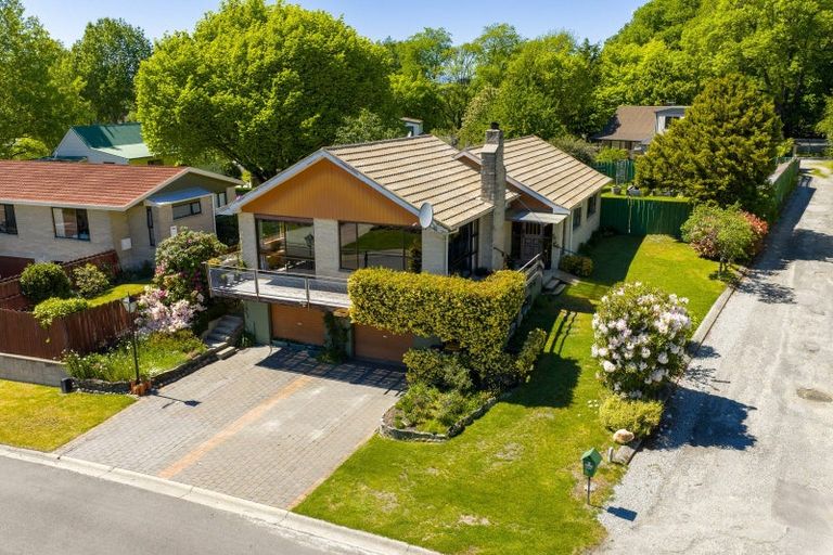 Photo of property in 3 Heuchan Lane, Wanaka, 9305