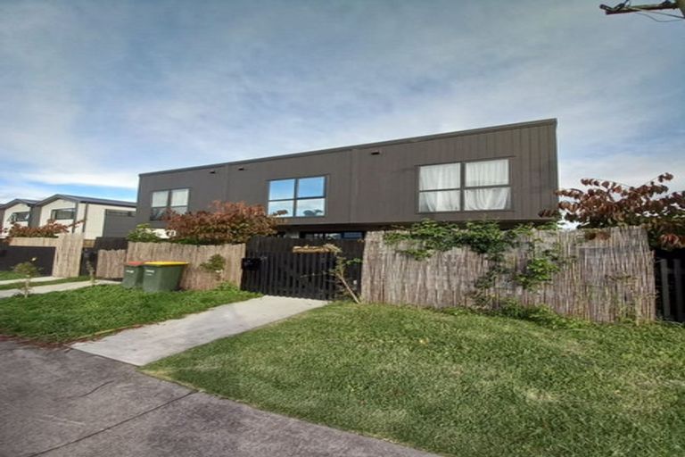 Photo of property in 1/2 Stokes Avenue, Te Atatu Peninsula, Auckland, 0610