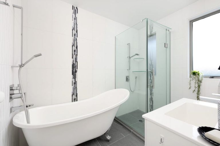 Photo of property in 28 Heversham Place, Glendene, Auckland, 0602