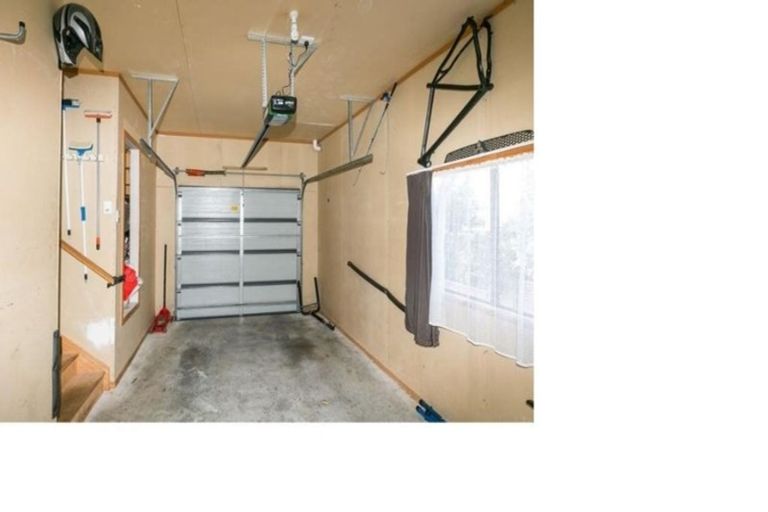 Photo of property in 4 Forbes Lane, Newlands, Wellington, 6037