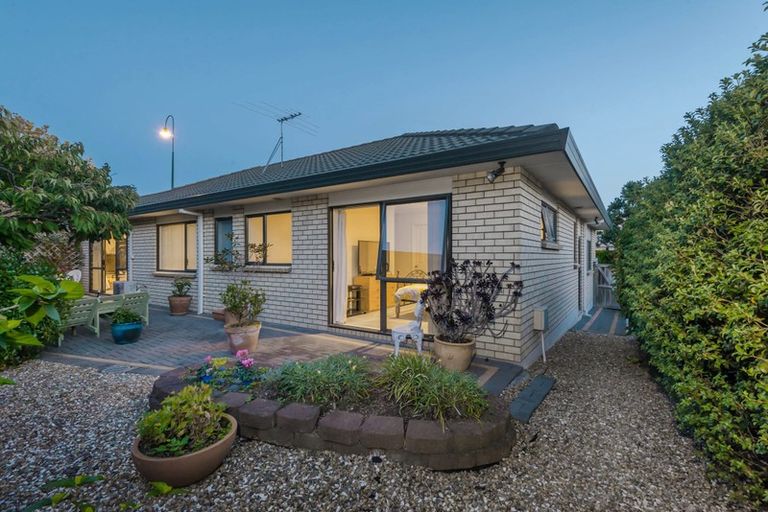 Photo of property in 71 Moyrus Crescent, East Tamaki Heights, Auckland, 2016