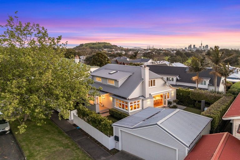 Photo of property in 9a North Avenue, Narrow Neck, Auckland, 0624